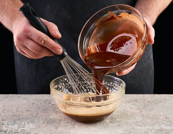 Добавьте шоколадно-масляную смесь и тщательно перемешайте.