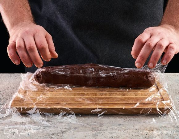 Скатайте из теста колбаску. Оберните пищевой пленкой и положите в холодильник на 2 часа.