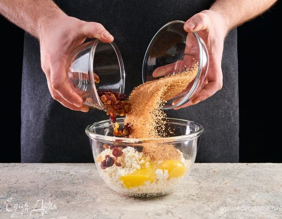 Добавьте два желтка и тростниковый сахар. Обсушите изюм и клюкву и добавьте в начинку, перемешайте.