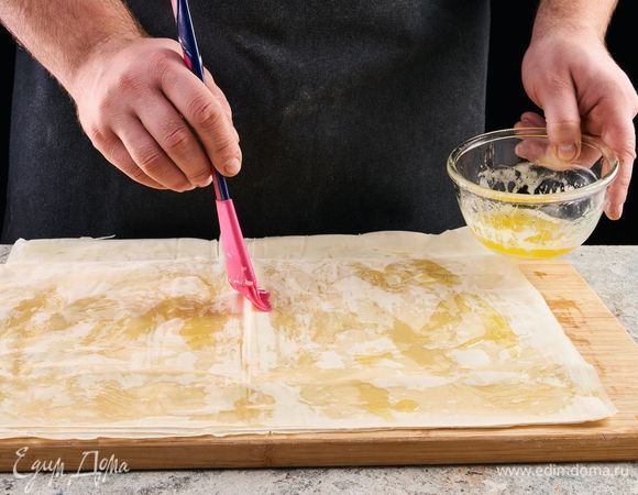 Сложите 4 листа теста, смазывая каждый из них растопленным маслом.