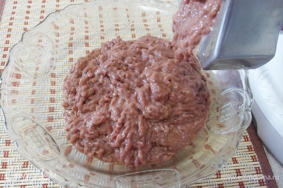 Печенку ополоснуть холодной водой, удалить поверхностную пленку, вырезать желчные протоки, нарезать на куски и измельчить в мясорубке.