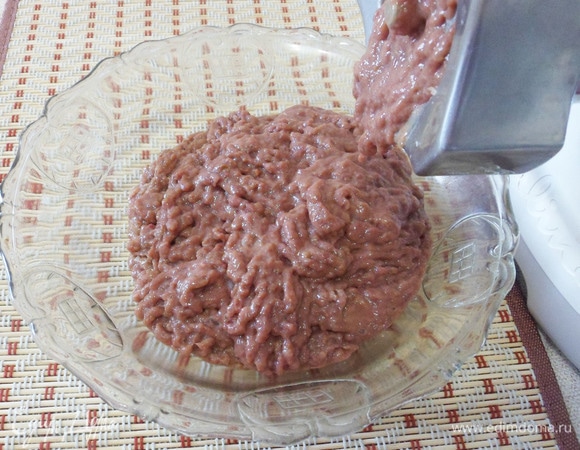 Печенку ополоснуть холодной водой, удалить поверхностную пленку, вырезать желчные протоки, нарезать на куски и измельчить в мясорубке.