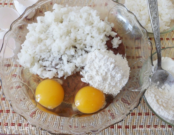 Добавляем в печеночный фарш яйца, отваренный рис и муку.