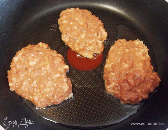 Наливаем растительное масло на сковороду, выкладываем столовой ложкой оладьи. Обжариваем на среднем огне с двух сторон до полной готовности.