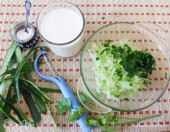 Огурец (у меня длинноплодный) очищаем от кожицы и натираем на крупной терке. Измельчаем зелень (у меня петрушка), добавляем к огурцам и заправляем сметаной. Солим по вкусу.