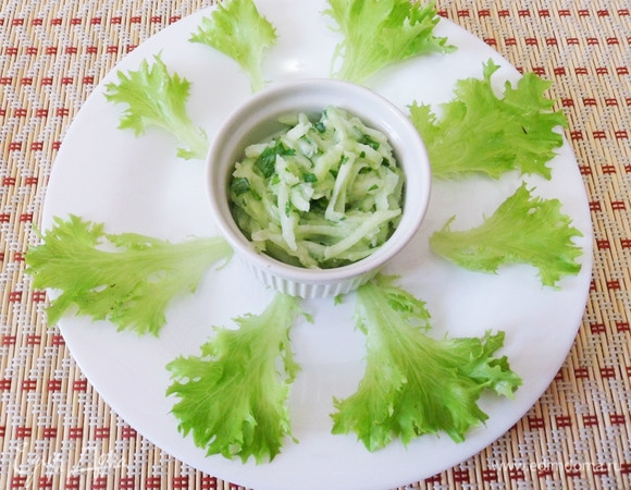 Один из возможных вариантов сервировки: в центр сервировочной тарелки ставим соус и раскладываем листья салата.