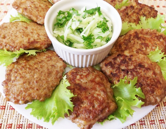 Затем выкладываем горячие оладьи.