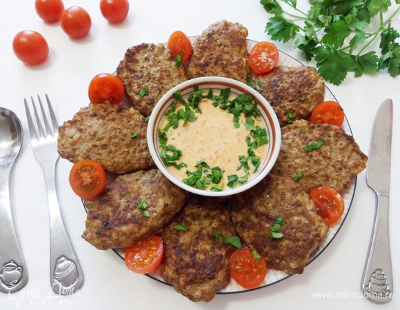 Для разнообразия можно заменить соус из огурцов на соус из томатов. Для этого нарезаем помидоры кусочками и пробиваем их со сметаной блендером.