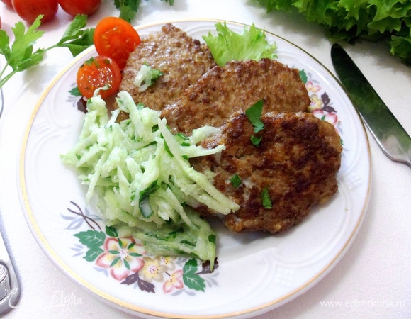 Печеночные оладьи с рисом и соусом из огурцов готовы. Приятного аппетита!