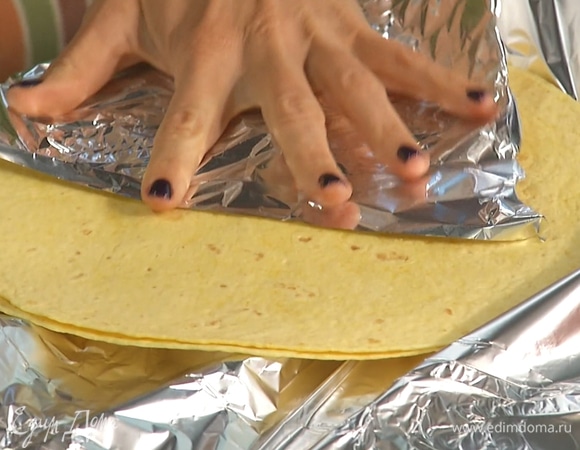 Лепешки завернуть в фольгу, поставить в духовку на 15 минут при температуре 180°С. 