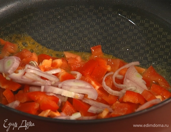 На разогретую сковороду добавить растительное масло, всыпать овощи.