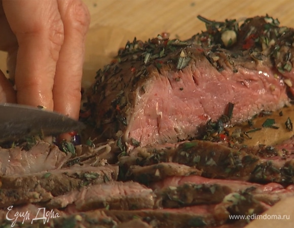 Предварительно приготовленный стейк нарезать на мелкие куски.