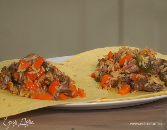 Прогретые лепешки выложить на тарелку, в середину каждой добавить начинку, лепешки свернуть кармашком.