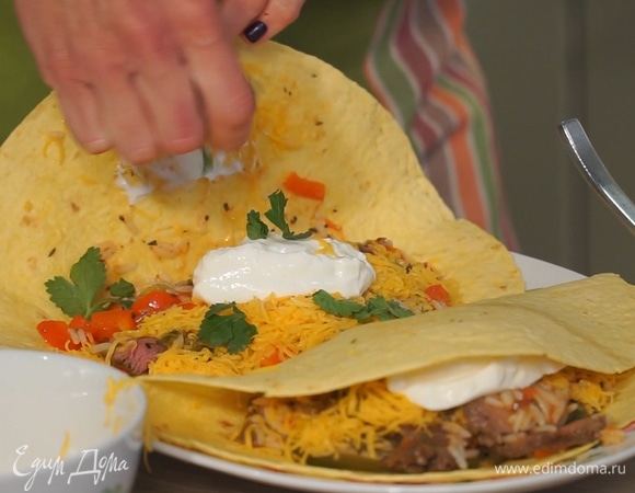 На начинку добавить тертый чеддер, сметану и кинзу. По вкусу сбрызнуть соком лимона или лайма.