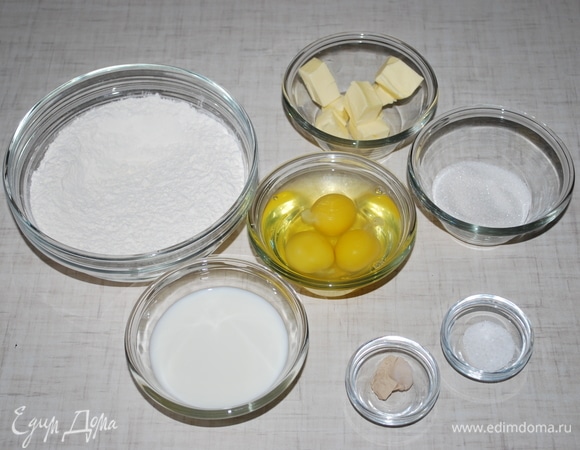 Приготовьте тесто. Слегка нагрейте молоко.