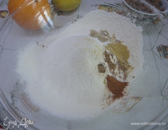 Муку просеять и смешать с пряностями, пищевой содой и разрыхлителем.