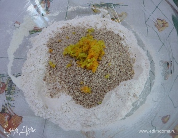 Добавить цедру 1 лимона,1 апельсина и мелко молотый миндаль.