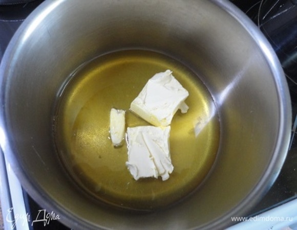 Растопить мед с маслом и вылить к сухим ингредиентам.