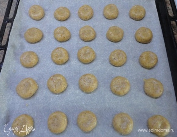 Руками скатать шарики диаметром примерно 3 см. Выложить на лист и придавить пальцем.