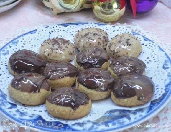 Украсить растопленным шоколадом или сахарной глазурью.