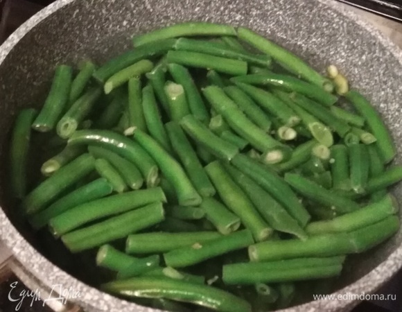 Фасоль засыпать в кипящую подсоленную воду. Варить после закипания 3 минуты.