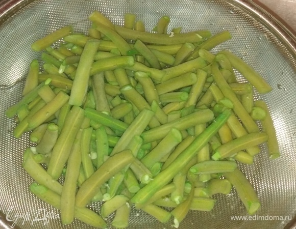 Откинуть на сито. Опустить в холодную воду. Дать воде стечь.