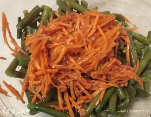 Соединить с морковью по-корейски. Перемешать, дать настояться в течение 40 минут.