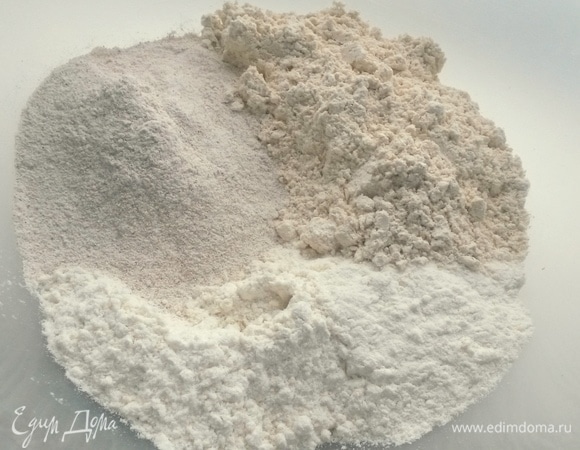 Смешать три вида муки или два вида — по желанию.