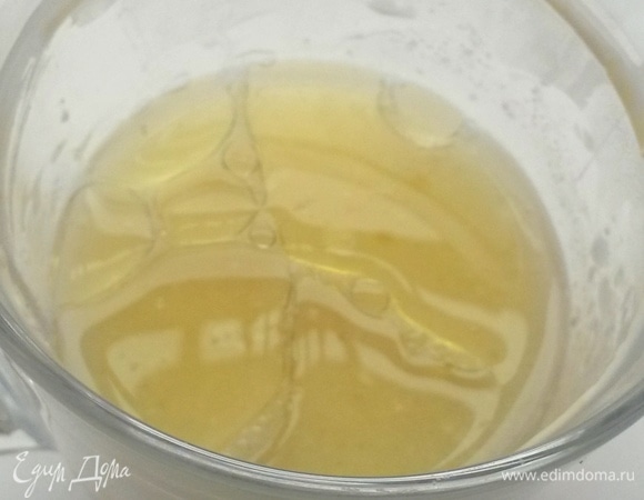 В воду или сыворотку влить масло, посолить, перемешать. Может понадобится и больше жидкости — до 100 мл.