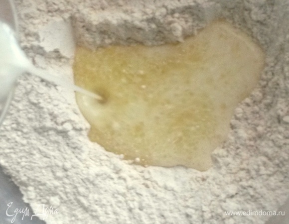 В муке сделать ямку и влить воду с маслом.
