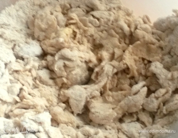 Начинаем смешивать ложкой или лопаткой. Или с помощью техники.