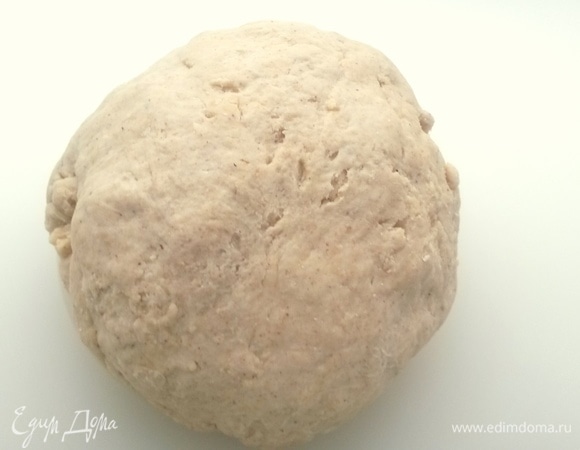 Тесто вымесить на столе в такой колобок.