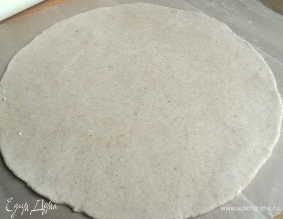 Затем раскатать в тонкий круг, диаметр — 27 см. Муку не подпыляла, так как тесто не липкое.