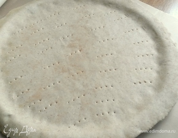 Перенести пласт в форму для выпекания или просто на пергамент. У меня дно от разъемной формы. Наколоть дно вилкой.