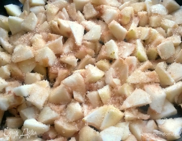 Нарезать в сковороду, сбрызнуть лимонным соком, посыпать сахаром. Количество начинки — 350 г, это уже в очищенном виде. Остальное — для верха.