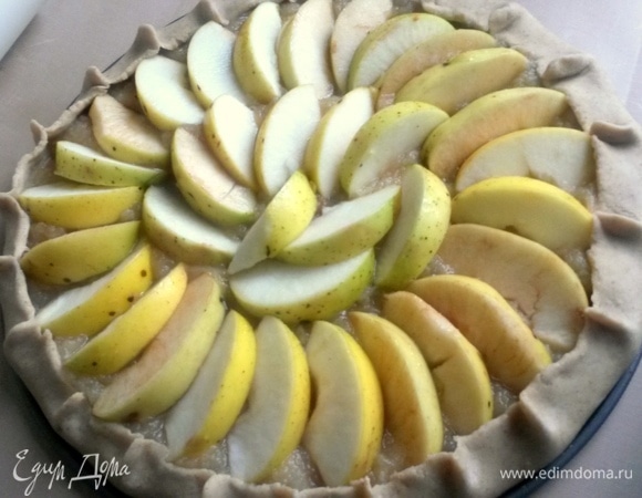 И так заполняем весь верх плотно яблоками. Защипываем бортики.