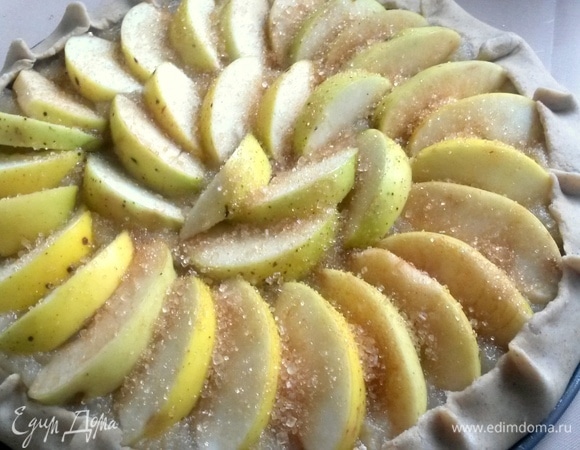 Сверху посыпать сахаром, особенно если яблоки кислые.