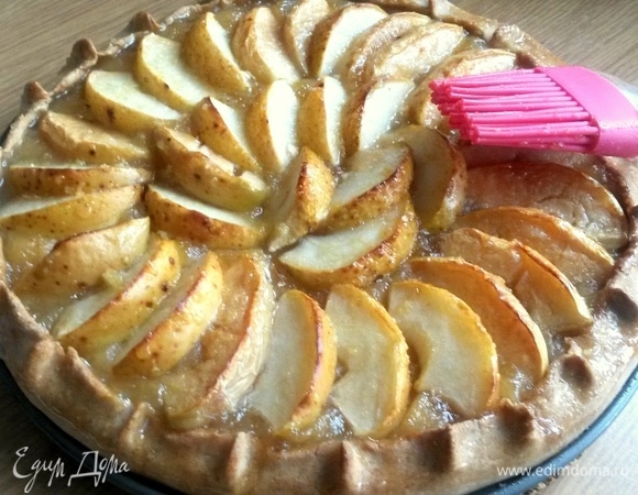 Прямо горячую галету смазать любым кисленьким сиропом или жидким вареньем.