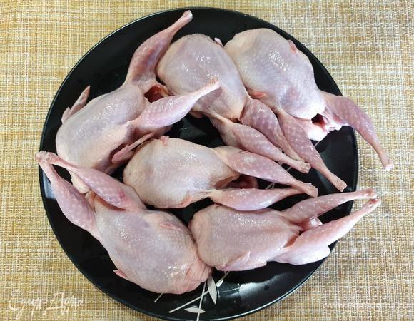 Перепелок хорошо промоем и обсушим.