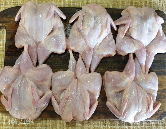 Разрежем перепелов по хребту и немного придавим ладошкой.