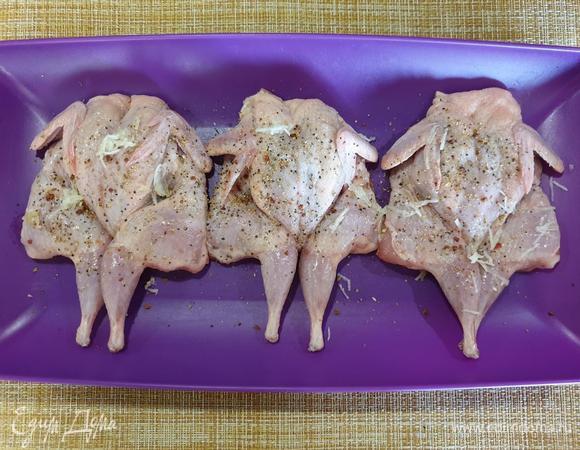 Натрем солью, перцем и измельченным чесноком. Оставим мариноваться на 1 час, ничем не накрывая.