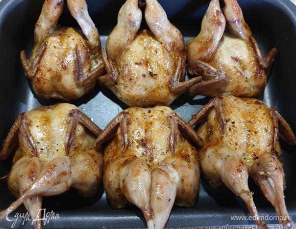 Обсушим перепелок на бумажном полотенце, чтобы убрать излишки жира и переложим в противень.