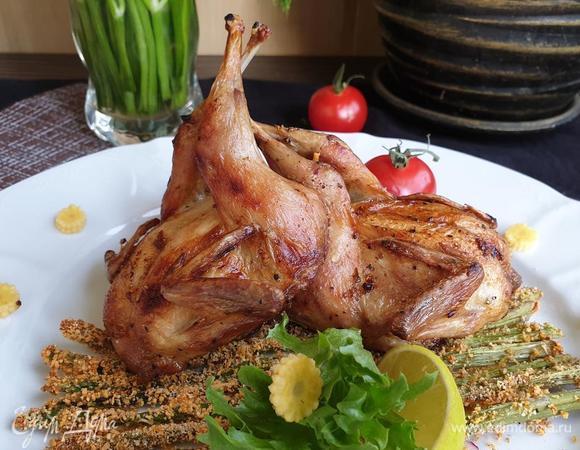 Подать перепелок можно с запеченной хрустящей спаржей, зеленью и долькой лимона. Приятного аппетита!