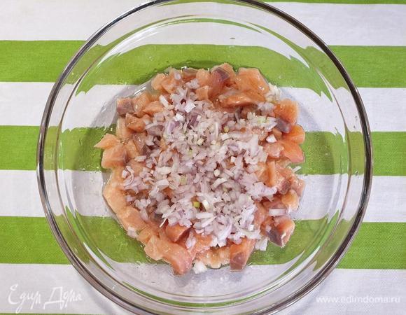 Добавим к рыбе мелко-мелко нарезанный лук-шалот. Перемешиваем.