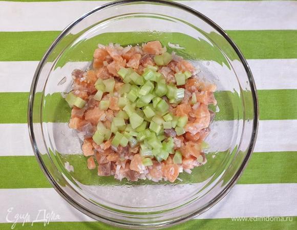 Огурец очищаем от кожицы и семян. Нарезаем такими же кубиками, как лосось. Перемешиваем.