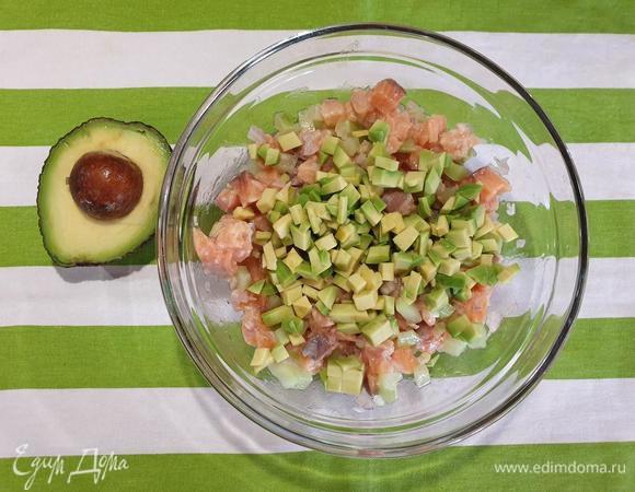 Половину авокадо нарезаем небольшим кубиком. Перемешиваем с остальными ингредиентами.