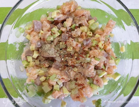 Перемешиваем все ингредиенты, солим и перчим по вкусу, добавляем сушеные томаты. Еще раз все перемешиваем и оставляем тартар настояться буквально 10 минут.