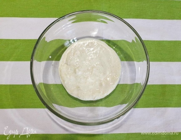 Вторую половинку авокадо взобьем вместе со сливками и щепоткой соли до получения однородного мусса.