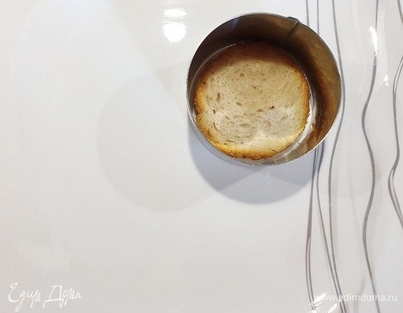 Предлагаю подать тартар на подсушенном кусочке хлеба.