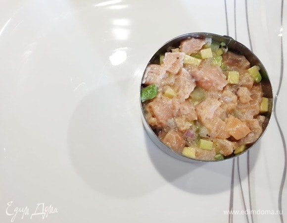 На хлеб выкладываем тартар.